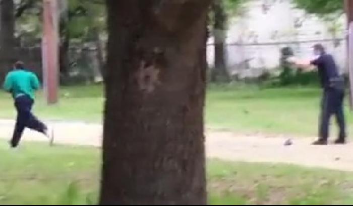 Poliziotto uccide un afroamericano disarmato, un video lo incastra