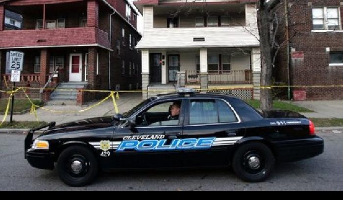 Trova una pistola incustodita: bimbo di 3 anni uccide il fratellino