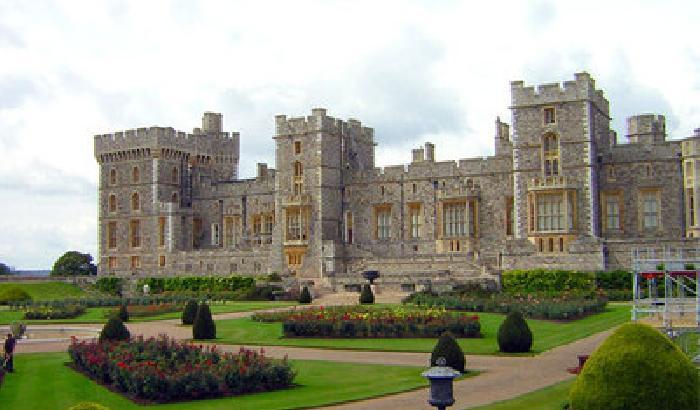 Ci paga poco: rivolta sindacale contro la regina Elisabetta