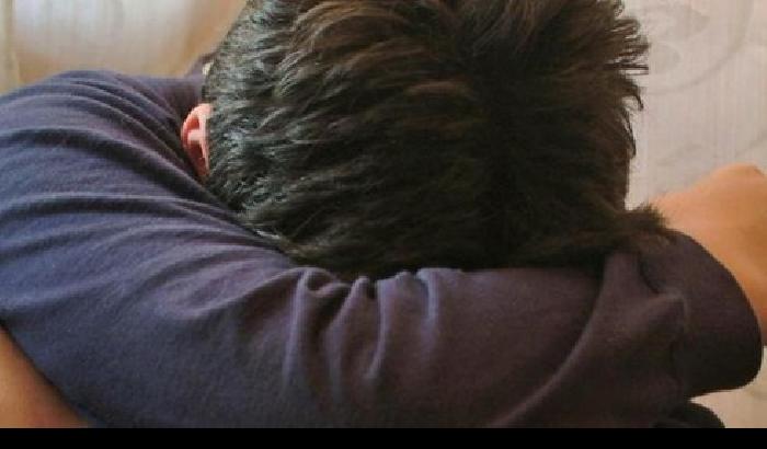 Arrestato un ex prete pedofilo: abusava e filmava un ragazzino