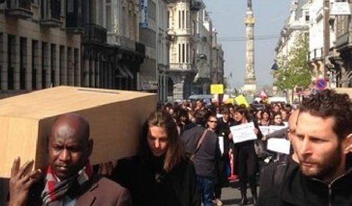 Migranti, marcia funebre a Bruxelles contro la risposta vergognosa dell'Ue
