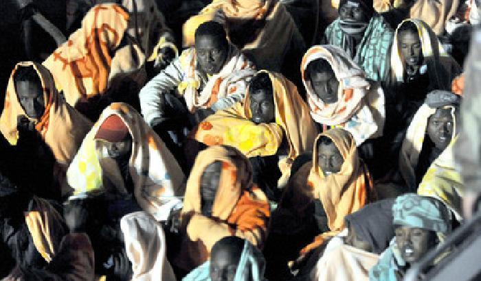 Migranti, prima dell'imbarco, presi a bastonate, alcuni muoiono di stenti