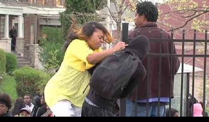 Baltimora, lancia sassi alla polizia: madre lo picchia per strada