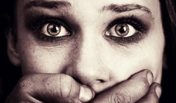 Uomini violenti contro le donne: i giovani chiedono aiuto