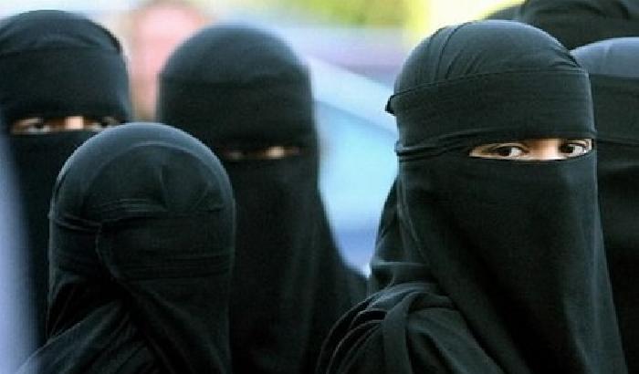 Isis, donne con il burqa