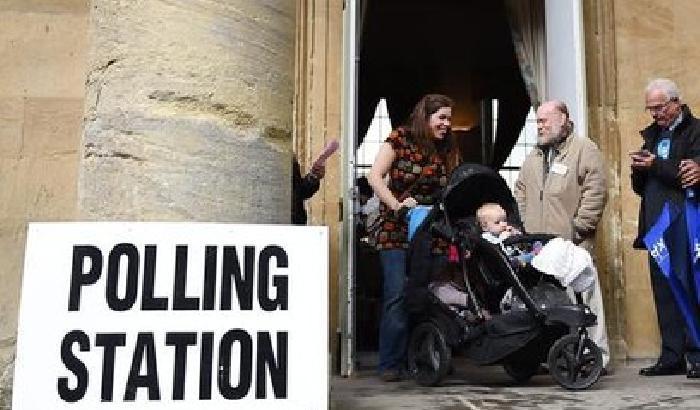 011E3E-NEWS_148379 Gb, exit poll: Cameron in testa a sorpresa