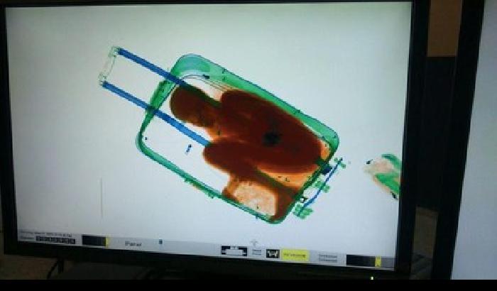 Spagna, bimbo africano nascosto in valigia tenta di superare la dogana
