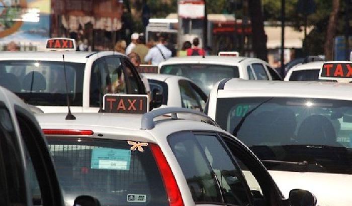 Roma, Tassista violentata: taxi con fiocchi rosa sulle antenne