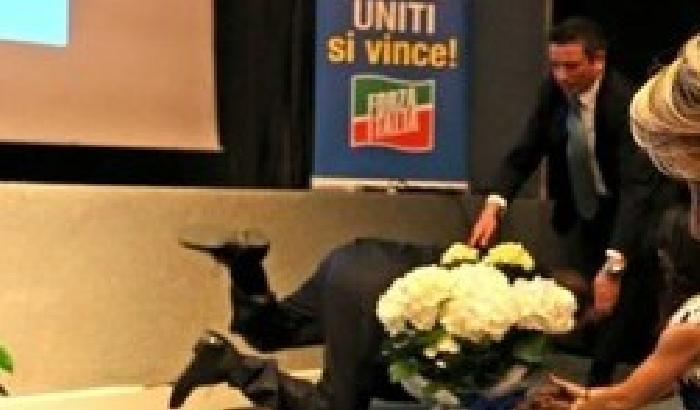 011E88-NEWS_148506 Berlusconi inciampa sul palco: è colpa della sinistra