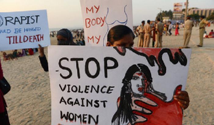 India, si ribella allo stupro: 15enne muore bruciata viva