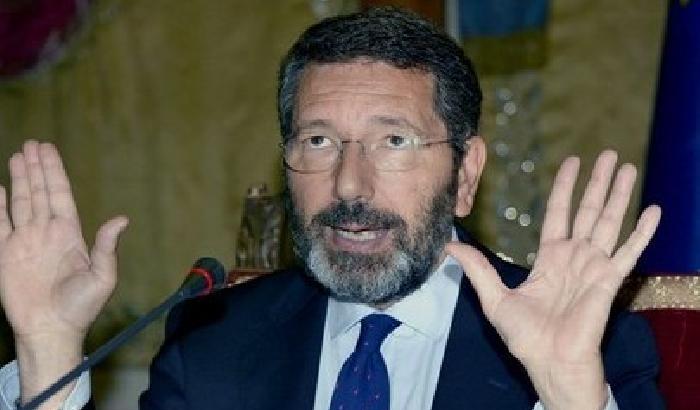 Marino si veste da Grillo e insulta i giornalisti