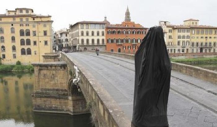 Firenze: una statua incappucciata contro l'Isis