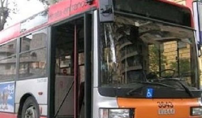 Insulti razzisti sul bus, ma i passeggeri si ribellano