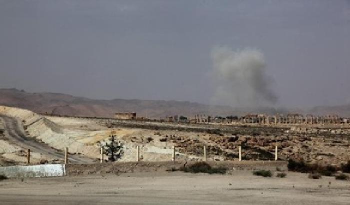 Cade Palmira, l'Isis decapita decine di soldati