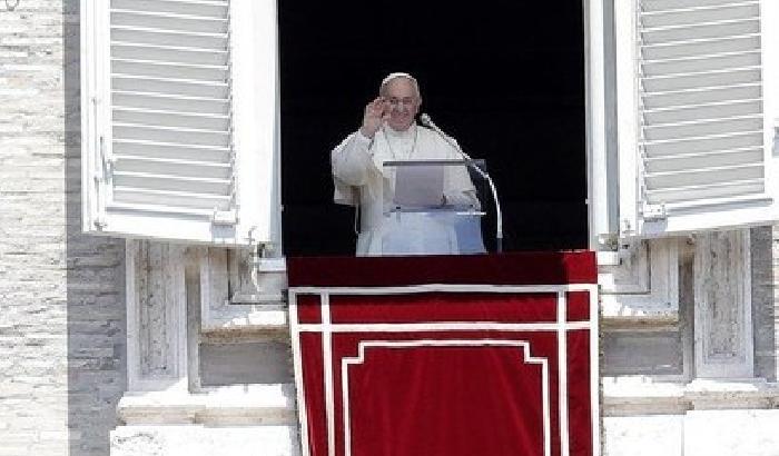 Francesco all'Angelus: non si vive gli uni senza gli altri