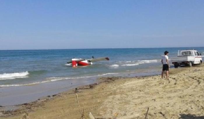 Scontro in volo tra due aerei acrobatici: un disperso