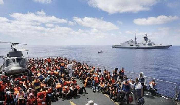 01226A-NEWS_150418 Il folle venerdi dei migranti