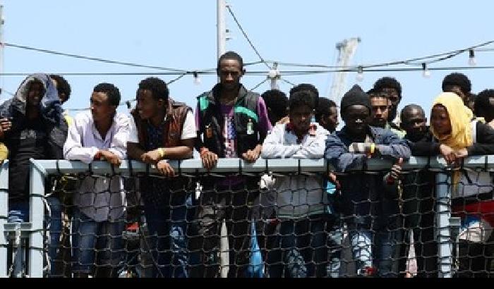 Migranti, Renzi e la Lega ai ferri corti