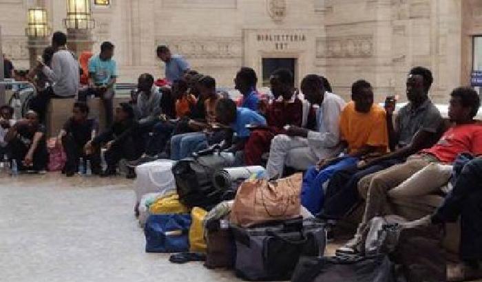 Alla stazione di Milano: centinaia di profughi bisognosi di cure