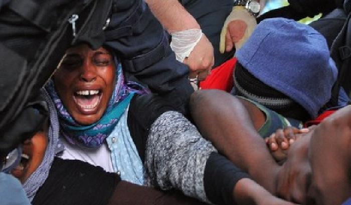 Ventimiglia, cacciano i migranti pure dagli scogli