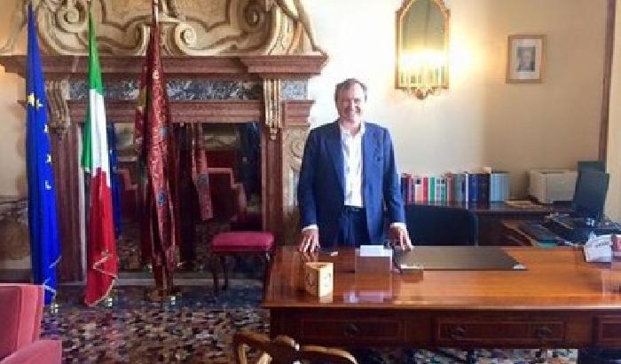 Brugnaro si veste da doge: blocco militare contro i migranti