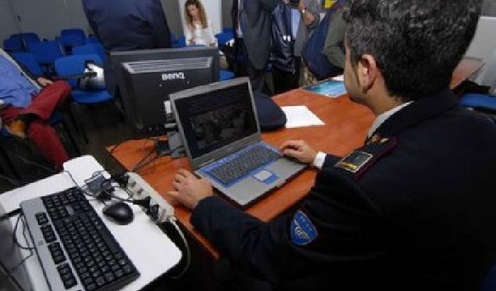 Video choc con bambini abusati e seviziati: 17 in manette