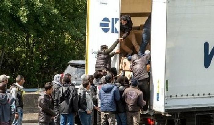 Dopo gli immigrati sotto i tir a Calais, Londra: agiremo in Sicilia