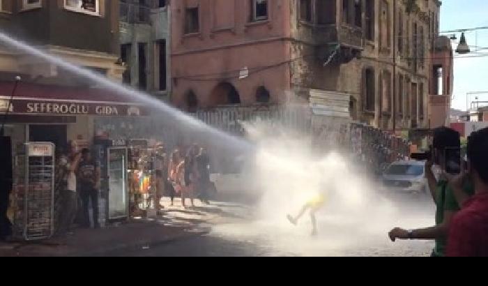Turchia, cannoni ad acqua contro il gay pride