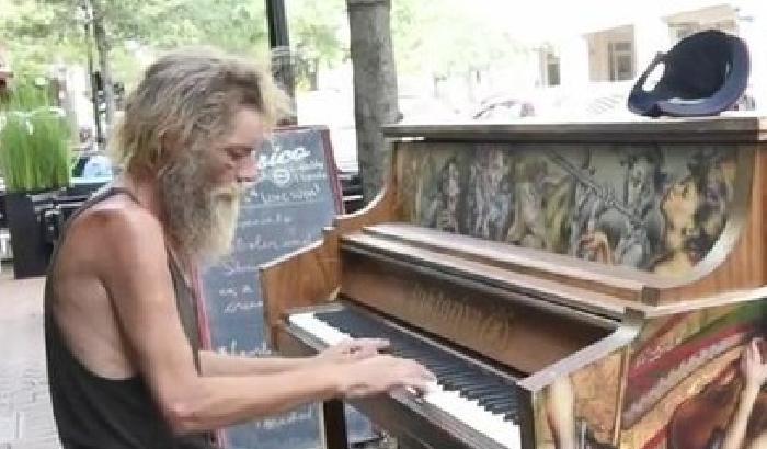 Il senzatetto suona il piano, incanta i passanti e diventa una star sul web