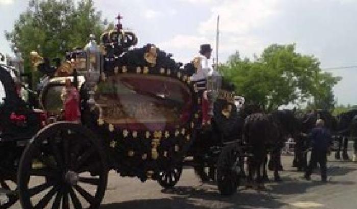 Tivoli, muore la regina rom: corteo funebre con carro e cavalli neri