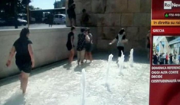 Incivili sguazzano nell’Ara Pacis, la Rai: immagine bellissima