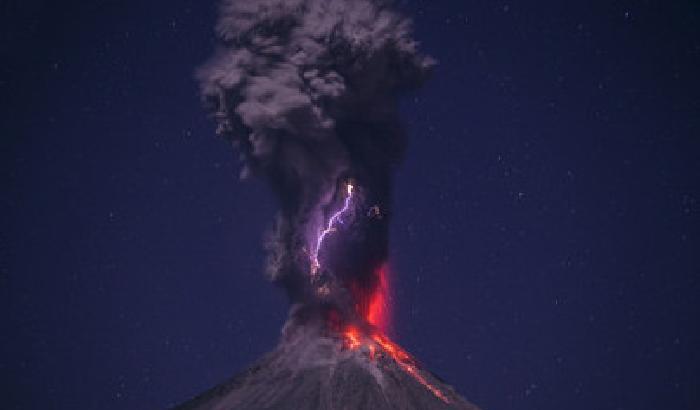 Il vulcano Colima minaccia il Messico: evacuate 800 persone