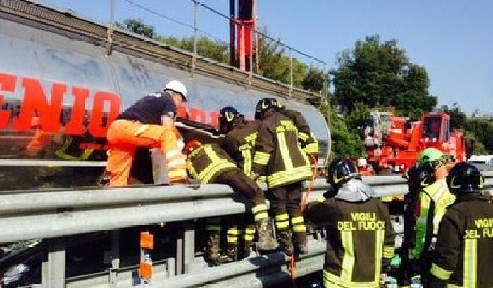 A12, scontro tra un tir e un auto: muoiono due gemelli di 9 mesi