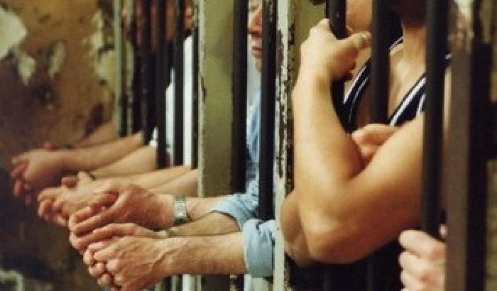 Enna, torturato per un mese in carcere dai compagni di cella