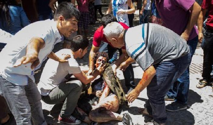 Turchia, kamikaze dell'Isis fa strage tra i curdi