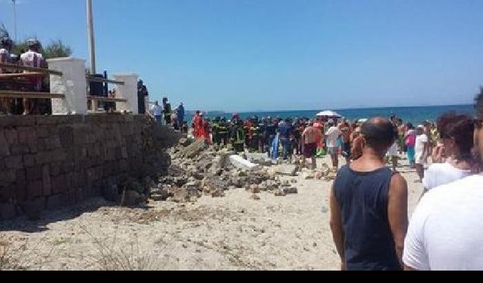 Tragedia sfiorata nel sassarese: crolla un muro in spiaggia, 2 feriti gravi
