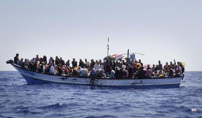 Nella foto, migranti