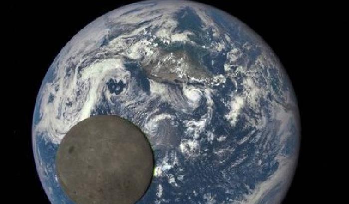 Saluti dallo spazio: ecco il lato oscuro della Luna