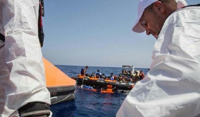 Barcone rovesciato, dispersi 300 migranti