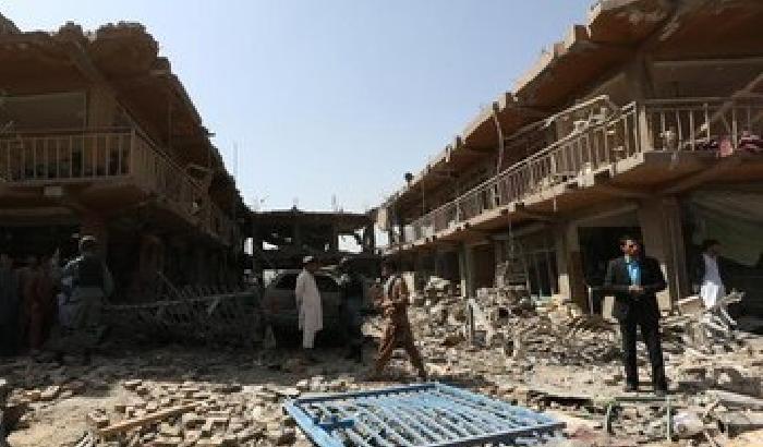 Kabul, esplode camion bomba: 8 morti e 400 feriti