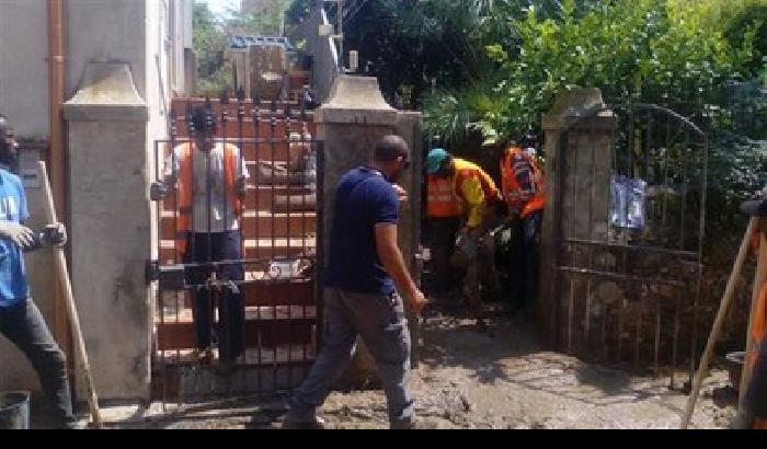 Alluvione, in Calabria i migranti liberano le strade