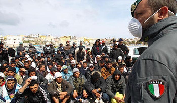 Salvati 350 migranti in Calabria: sul barcone un morto