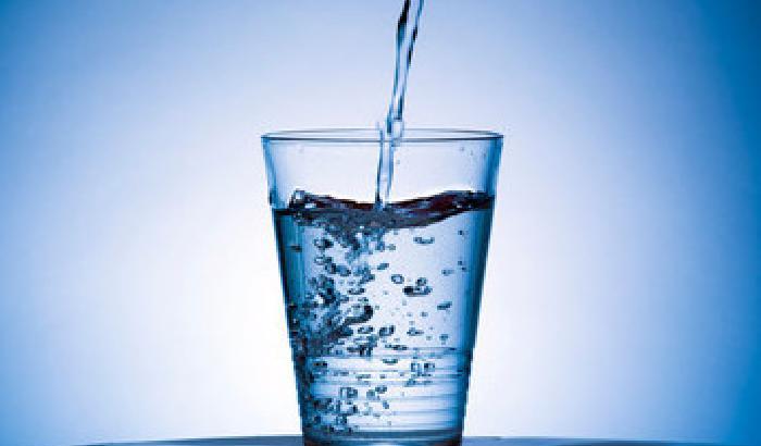 Beviamo abbastanza acqua? Dipende dal peso