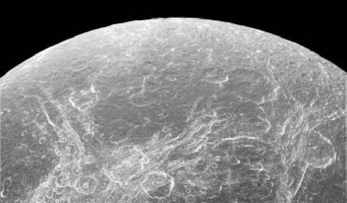 L'ultimo appuntamento con Dione, la luna di Saturno