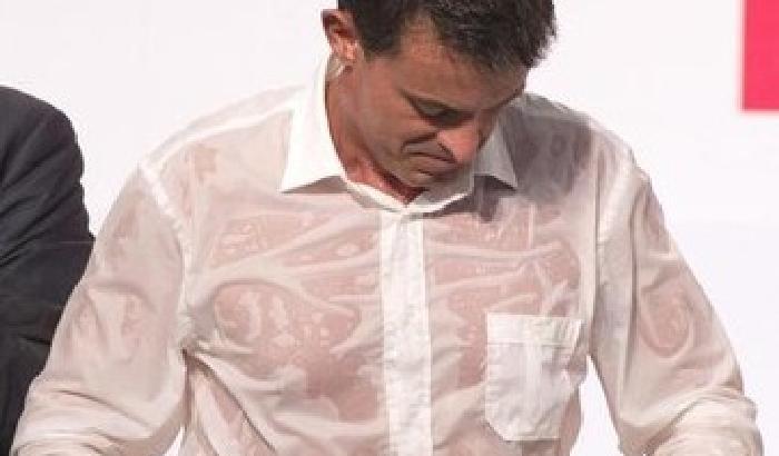 Francia: Valls in un bagno di sudore diventa l'idolo del web