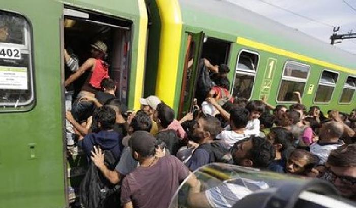 Migranti sui treni, scontri con la polizia
