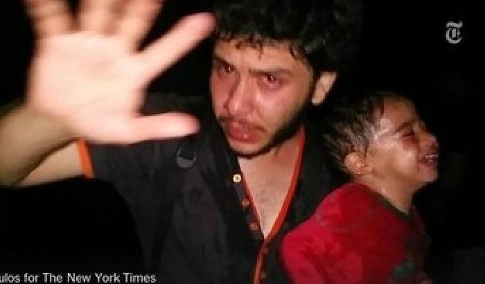 La polizia ungherese spruzza spray urticanti sui bambini