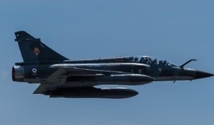 Parigi dichiara guerra all'Isis: caccia in azione in Siria