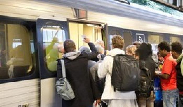 Profughi, ora è l'Austria a fermare i treni