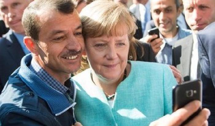 La Merkel scatta selfie con i migranti